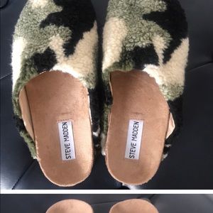 NWOT Steve Madden Vesa Faux Fur Camouflage slip on Clog Mules.